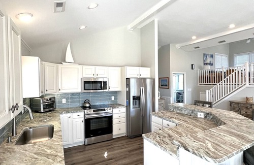 Duck Casa | Semi Oceanfront-100 FT to ocean, 3 King Suites, Hot Tub - EV Charger - Duck