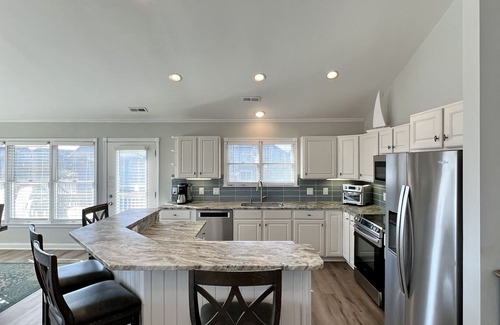 Duck Casa | Semi Oceanfront-100 FT to ocean, 3 King Suites, Hot Tub - EV Charger - Duck