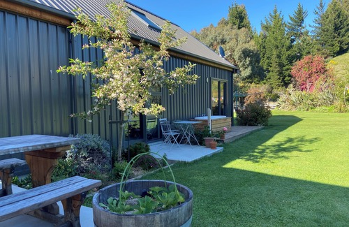 Wanaka Casa | Semi Self-Sufficient, Pet and Family Paradise