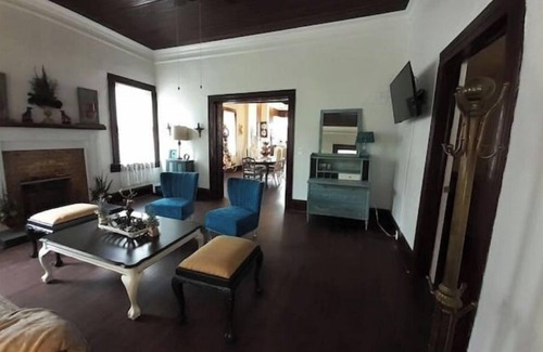 Turin Casa | Senoia Farmhouse close to town, the home of The Walking Dead.
