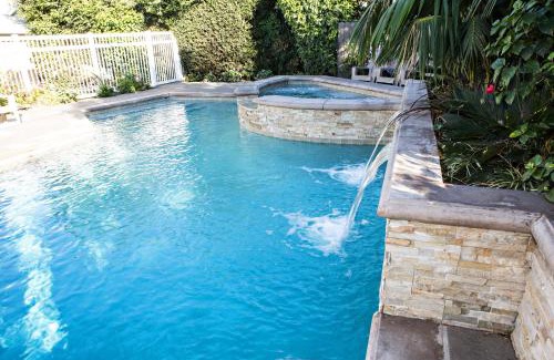 Hermosa Village Casa | Sensational 6 Bedroom 4 Bathroom Pool Home (3 Master Bedrooms W/bathrooms)
