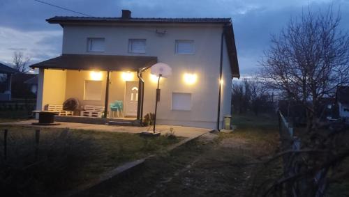 Mladenovac Casa | Seosko turističko domaćinstvo Stanković