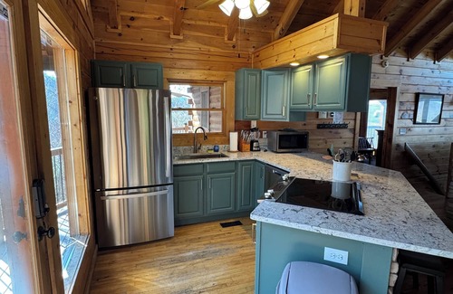 Wears Valley Cabina | 7-10 de julio abierto! Cabaña de madera privada, 4 Master Suites, hermosa vista al valle y al Mtn