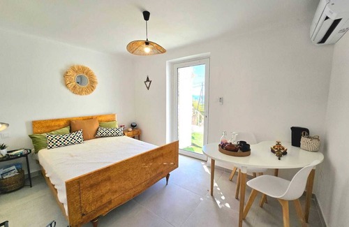 Toulon Cama Y Desayuno | Separate bedroom and bathroom