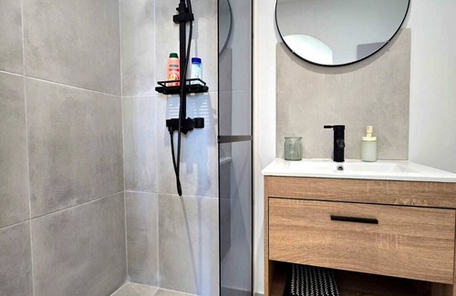 Toulon Cama Y Desayuno | Separate bedroom and bathroom