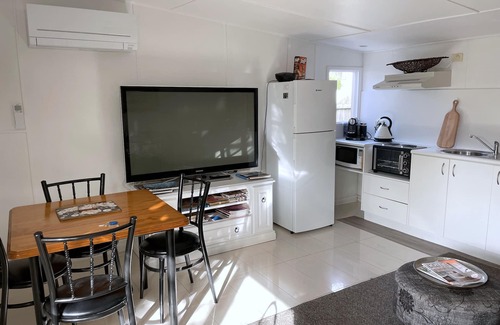 Inverloch Apartamento | Separate & Self contained apartment in beautiful tropical garden close to beach.