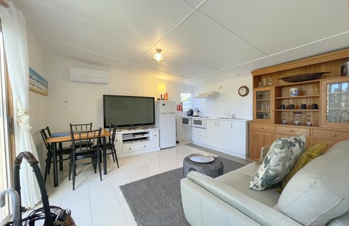 Inverloch Apartamento | Separate & Self contained apartment in beautiful tropical garden close to beach.