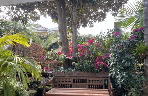 Inverloch Apartamento | Separate & Self contained apartment in beautiful tropical garden close to beach.