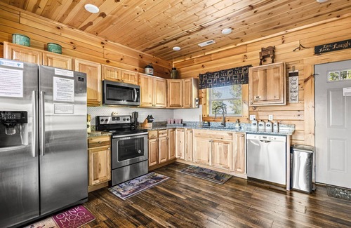 Sevierville Cabina | Aug 11-16 still available! 3br 3 bath - View - Game Rm - Hot Tub - 18mi to PF
