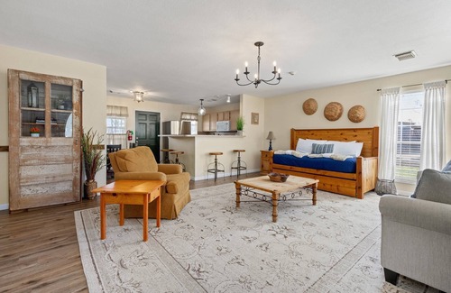 New Braunfels Casa | Family-Friendly Ranch House – Dog Friendly King Suite, Full Kitchen with Back Patio & Outdoor Space