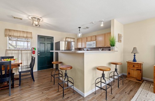 New Braunfels Casa | Family-Friendly Ranch House – Dog Friendly King Suite, Full Kitchen with Back Patio & Outdoor Space
