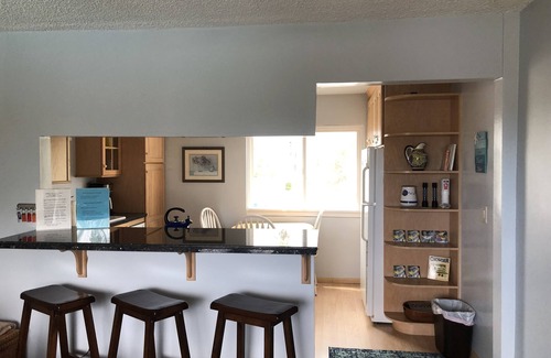 Carpinteria Condominio | Elegante condominio de 2 dormitorios junto al mar, a pocos pasos de la playa de arena blanca