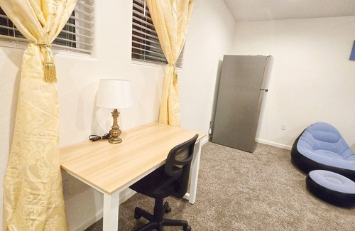 Tulare Casa | Sequoia Explorer's Retreat in Tulare, 3BDs/ 2.5 Baths, 5mins to Shopping Center