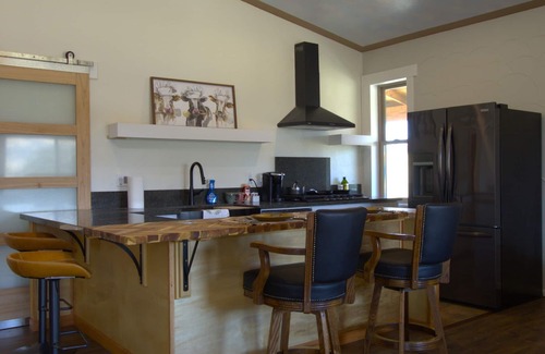Exeter Casa | Sequoia Foothill Ranch Chateau, View, Pool, horses 30 min to Park