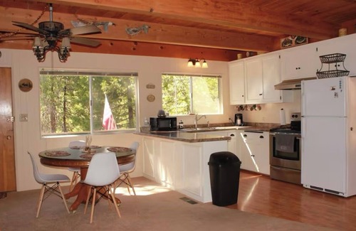 Alta Sierra Cabina | Sequoia Forest Cabin—Lake & River—Ski, Raft, Hike, Bike and More