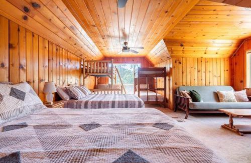 Springville Casa | Sequoia Retreat- Spacious Cabin, Hot tub, & Sundeck