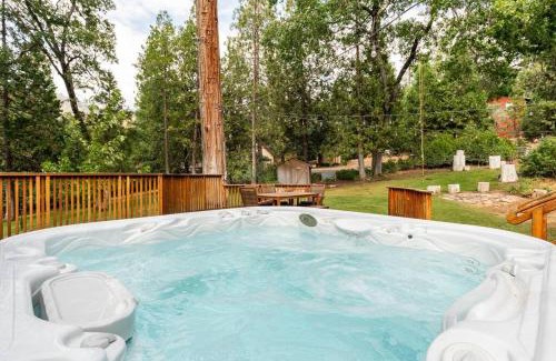 Springville Casa | Sequoia Retreat- Spacious Cabin, Hot tub, & Sundeck
