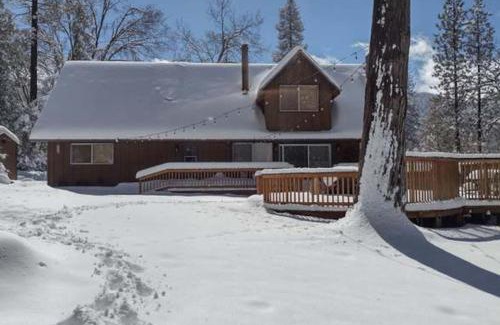 Springville Casa | Sequoia Retreat- Spacious Cabin, Hot tub, & Sundeck