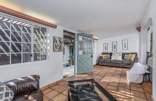 Three Rivers Casa | Sequoia Riverfront House with Private Beach