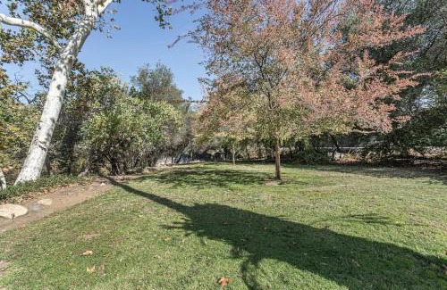 Three Rivers Casa | Sequoia Riverfront House with Private Beach