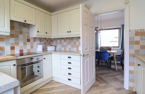 Amlwch Casa | SER A MOR (STARS AND SEA), pet friendly, with open fire in Amlwch