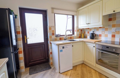 Amlwch Casa | SER A MOR (STARS AND SEA), pet friendly, with open fire in Amlwch