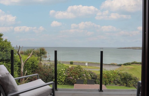 Amlwch Casa | SER A MOR (STARS AND SEA), pet friendly, with open fire in Amlwch