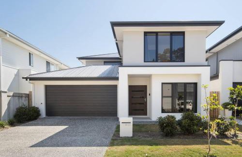 Gold Coast Casa | Serena by the Water - Family Retreat in Hope Island