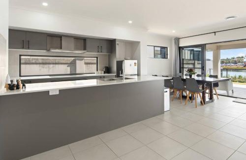 Gold Coast Casa | Serena by the Water - Family Retreat in Hope Island