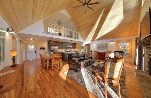 Hendersonville Casa | ¡Nuevo en el mercado! ¡A minutos del bosque nacional de Pisgah y del bosque estatal de Dupont!