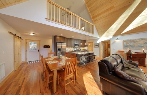 Hendersonville Casa | ¡Nuevo en el mercado! ¡A minutos del bosque nacional de Pisgah y del bosque estatal de Dupont!