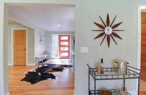 Bend Casa | Serendipitous-AC, Hot Tub, Big Fenced Yard, 2 Master Suites,