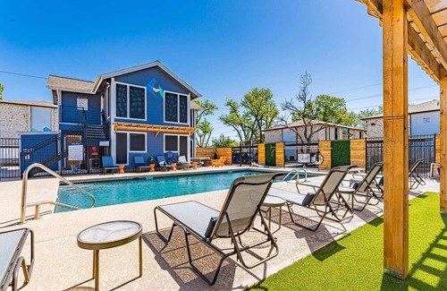 Brentwood Apartamento | Serene 1BR suite w/ fast WiFi + king bed + pool