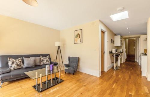 Wimbledon Park Apartamento | Serene 1BR Wimbledon Apt with Private Garden & Parking