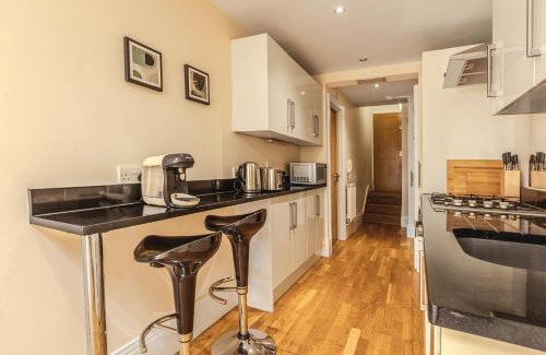 Wimbledon Park Apartamento | Serene 1BR Wimbledon Apt with Private Garden & Parking