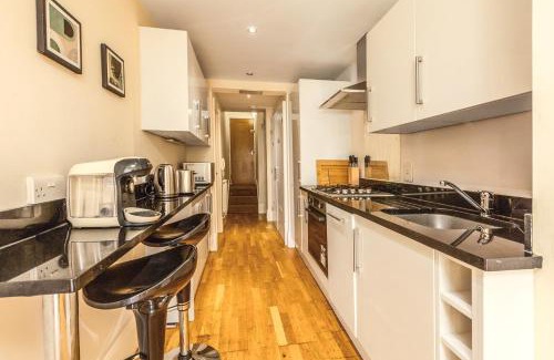 Wimbledon Park Apartamento | Serene 1BR Wimbledon Apt with Private Garden & Parking