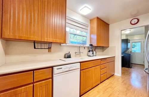 Willow Glen Casa | Serene 2BR Bungalow - Parking + Laundry + Sleep 6