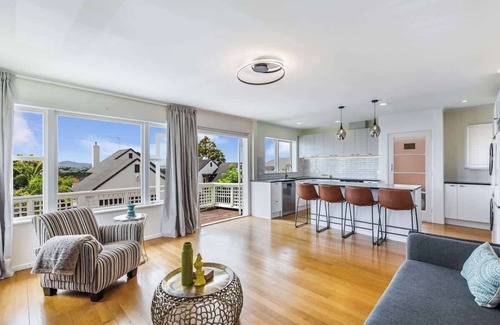 Greenlane - Ellerslie Casa | Serene 2BR Home in Meadowbank w Balcony & Parking