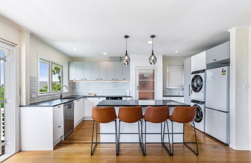 Greenlane - Ellerslie Casa | Serene 2BR Home in Meadowbank w Balcony & Parking