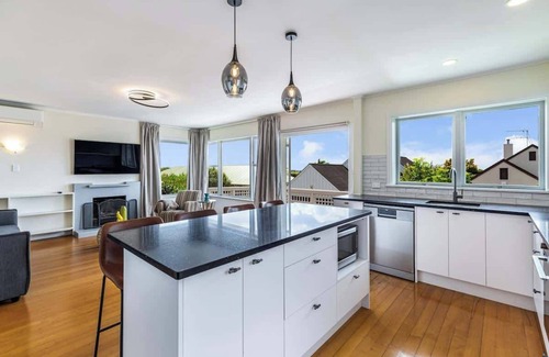 Greenlane - Ellerslie Casa | Serene 2BR Home in Meadowbank w Balcony & Parking