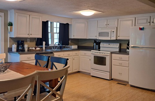 Whiteville Apartamento | Serene 3-bed, 3-bath apartment with AC in charming Whiteville