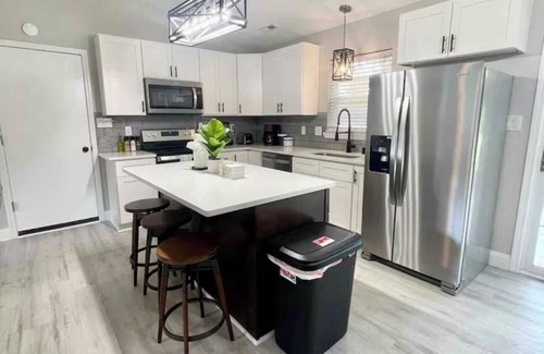 McCutcheon Field Casa | Serene 3-bedroom house w/big yard in Jacksonville