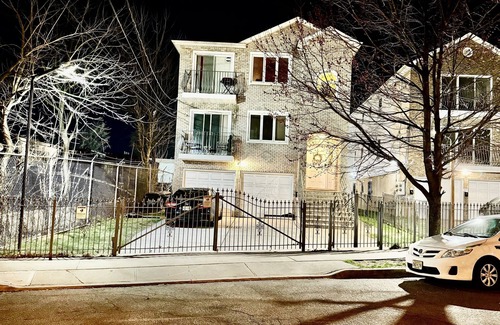 Newark Apartamento | Serene 3BR, 2BA with Free Garage Parking -NYC Access, 5 Mins to EWR,Newark, NJ