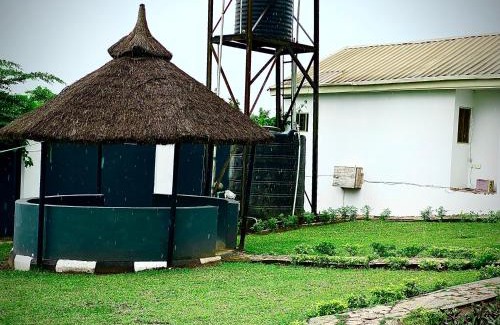 Abeokuta Apartamento | Serene 3BR Retreat with Lush private Garden, mini gym and spa access