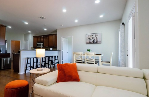McKinney Casa | Serene 4-bedroom house with BBQ, 5-TVs in McKinney facing Park & Pond sleep 12