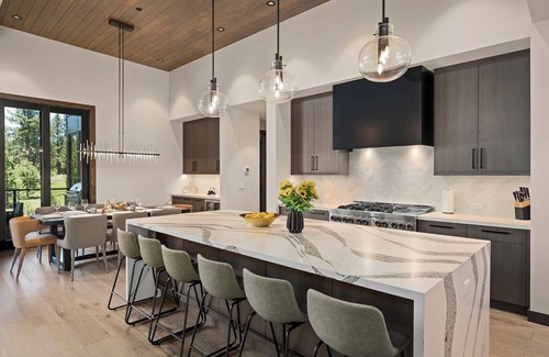 Truckee Casa | Serene Alpine Retreat, Private Hot Tub, EV Charger, Fire Pit & Golf Course Views