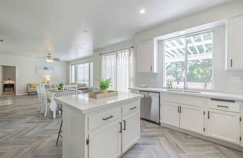 Palmdale Casa | Serene and Elegant Estate On Racquet Ln #42183