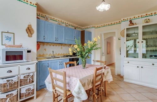Bari Sardo Apartamento | Serene Apartment Hibiscus with Terrace, Wi-Fi & Mountain View; Parking Available