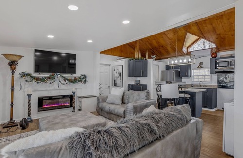 Lottie Casa | Serene Bayou Stay Large 4BR Home for Families & Groups