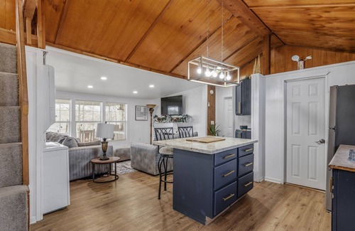 Lottie Casa | Serene Bayou Stay Large 4BR Home for Families & Groups